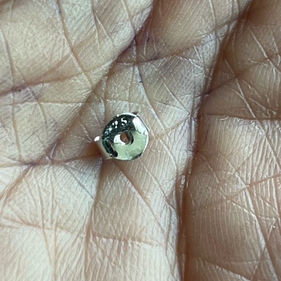 925 pretty earrings. Nice detailing with the silver etched in a butterfly shape - Picture 3 of 4